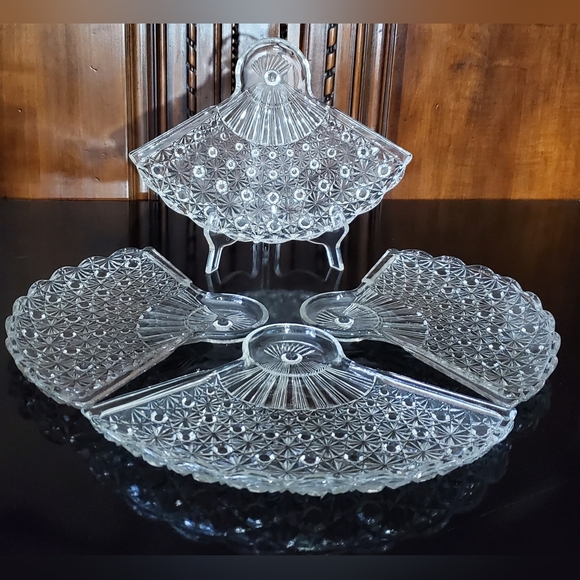 (4) Vntg 10 5/8" "Daisy & Button Clear" Fan Snack Plate by Anchor Hocking - Picture 14 of 15